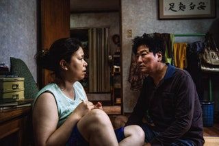 PARASITE von links JANG Hyejin SONG Kangho 2019. Neon mit freundlicher Genehmigung von Everett Collection