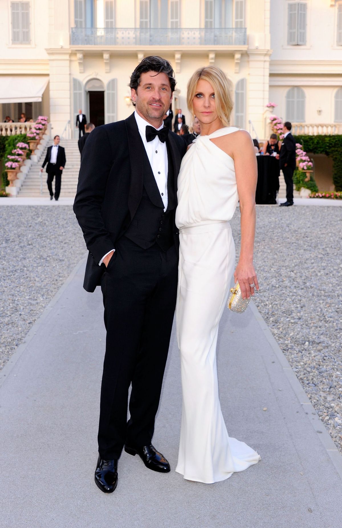 Bild könnte enthalten Patrick Dempsey Menschliche Person Kleidung Bekleidung Anzug Mantel Mantel Mode Schuhe und Schuhe