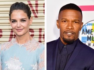 Dieses Bild enthält möglicherweise Katie Holmes Gesicht Mensch Mensch Mantel Anzug Kleidung Mantel Bekleidung und Jamie Foxx