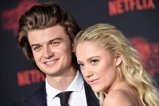 Bild kann enthalten Maika Monroe Joe Keery Krawatte Zubehör Zubehör Mensch Mensch Mantel Kleidung Mantel und Kleidung