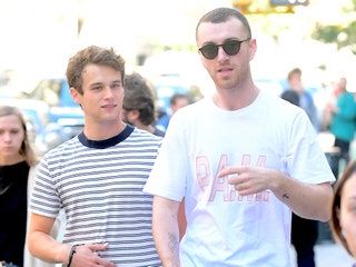 Bild kann enthalten Kleidung Kleidung Mensch Person Ärmel Sonnenbrille Zubehör Zubehör T-Shirt und Shorts