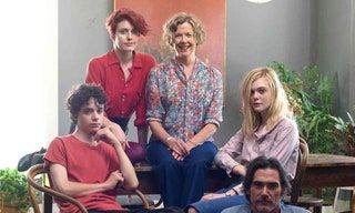 La imagen puede contener Elle Fanning Billy Crudup Persona humana Greta Gerwig Annette Bening Sentada Ropa y vestuario