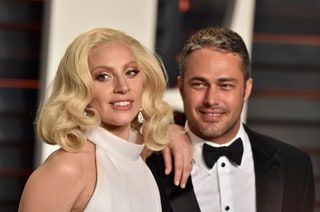 Slika lahko vsebuje Lady Gaga Taylor Kinney, dodatki za kravato, dodatki za človeško osebno obleko, plašč, oblačila in plašč