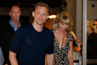 Slika lahko vsebuje Tom Hiddleston Človeška oblačila Oblačila Večerna obleka Robe Moda in obleka