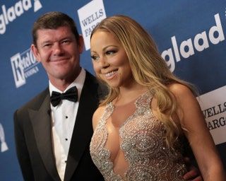 Slika lahko vsebuje Mariah Carey James Packer Dodatki za kravato Dodatki Človeški plašč Oblačila in plašč