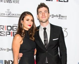 Slika lahko vsebuje Austin Stowell Dodatki za kravato Dodatki Človeška oseba Nina Dobrev Modni plašč in oblačila