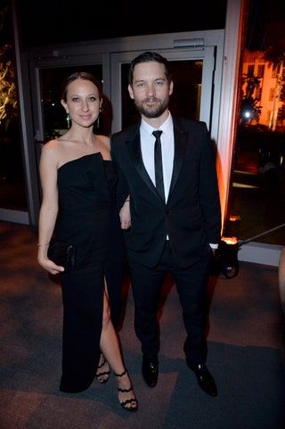 Slika lahko vsebuje Jennifer Meyer Tobey Maguire, dodatki za kravato, dodatki, plašč in oblačila za človeško osebo