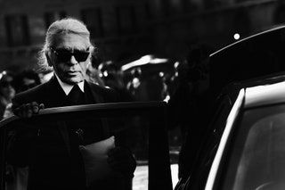La imagen puede contener Karl Lagerfeld Persona humana Gafas de sol Accesorios Accesorio Ropa Vestimenta Cara y abrigo