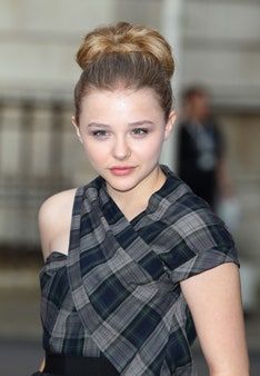 Das Bild könnte eine menschliche Person enthalten Chlo Grace Moretz Gesicht Weibliche Kleidung Kleidung und Haare
