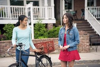POLOVICA z leve Leah Lewis Alexxis Lemire 2020. ph KC Bailey Netflix z dovoljenjem zbirke Everett