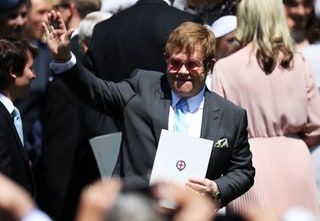 La imagen puede contener Persona humana Abrigo Ropa Abrigo Ropa Traje Elton John Esmoquin y sombrero