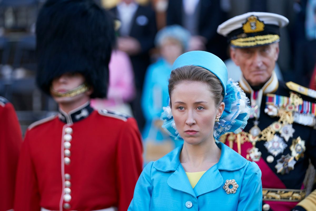 Erin Doherty como la princesa Ana con traje azul