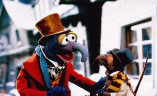 La imagen puede contener ropa de mascota humana y persona
