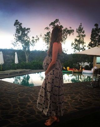La imagen puede contener Ropa Vestimenta Piscina Agua Persona humana Hotel Edificio Vestido Vestido de noche Bata y moda