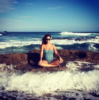 La imagen puede contener Agua Océano Aire libre Naturaleza Mar Costa Roca Costa Bahía Playa Persona humana y olas del mar