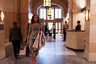 Gina Torres kaip Jessica Pearson filme „Kostiumai“ Pearson.