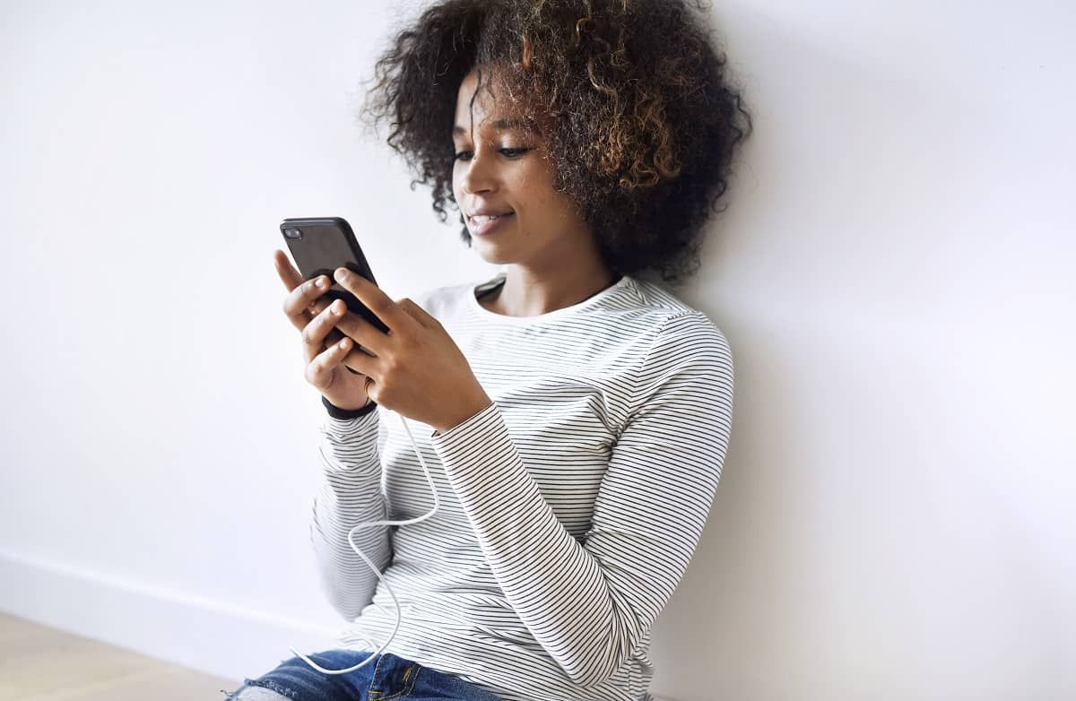Mujer sonriente con un teléfono inteligente