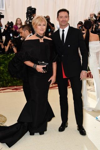 La imagen puede contener Hugh Jackman DeborraLee Furness Corbata Accesorios Accesorio Estreno de moda Humano y persona