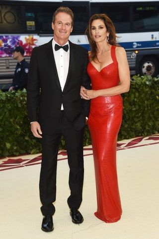 La imagen puede contener Cindy Crawford Rande Gerber Corbata Accesorios Accesorio Persona humana Moda y estreno