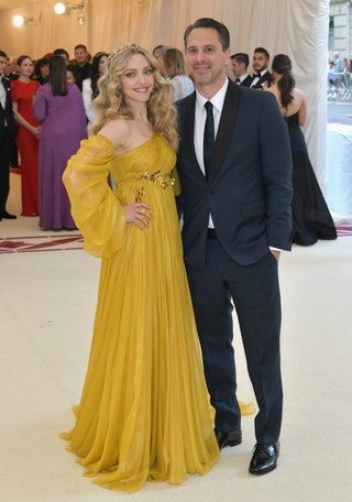 La imagen puede contener Thomas Sadoski Accesorios de corbata Accesorio Persona humana Amanda Seyfried Estreno y traje de moda