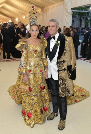 La imagen puede contener Estreno Moda Persona humana Ropa Vestimenta Abrigo Andy Cohen Estreno de alfombra roja y alfombra roja