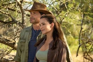 Kristin Davis y Rob Lowe en el set de Holiday in the Wild.