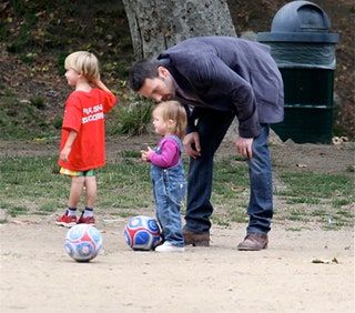 Das Bild könnte enthalten: Menschliche Person Team Personen Fußball Fußball Sport Mannschaftssport Sportball Fußball und Schuhe
