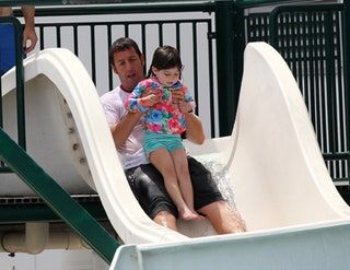 Bild kann Toy Slide Human Person und Adam Sandler enthalten
