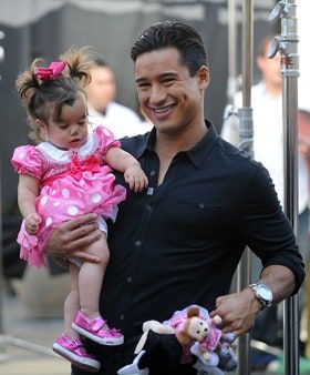 Bild könnte Mario Lopez Mensch Mensch Personen Weiblich und Mädchen enthalten