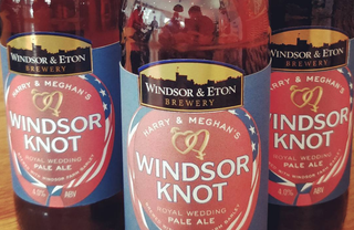 Den här bilden kan innehålla dricka alkohol öl dryckesflaska och ölflaska