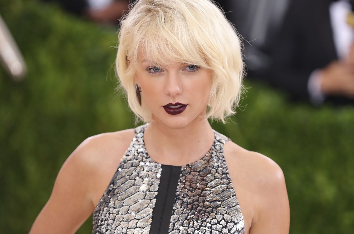 Nuotraukoje gali būti žmogaus asmens šarvai Taylor Swift ir grandinės paštas