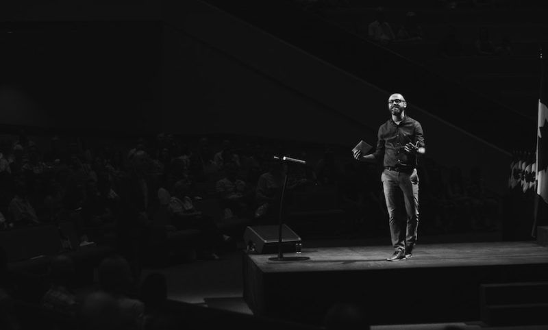 Ted Talk в черно-белом