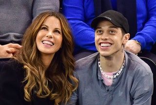 Kate Beckinsale und Pete Davidson lächeln bei einem Hockeyspiel.