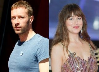 Seite an Seite von Chris Martin und Dakota Johnson