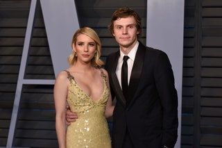 Emma Roberts und Evan Peters nehmen an der Vanity Fair Oscar Party 2018 teil