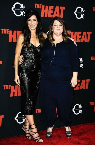 Slika lahko vsebuje Sandra Bullock Človeška oseba Melissa McCarthy Fashion Premiere Red Carpet in Red Carpet Premiere