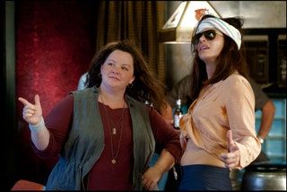 Slika lahko vsebuje Človeška oblačila Oblačila Melissa McCarthy Dodatki za sončna očala Dodatki in rokavi