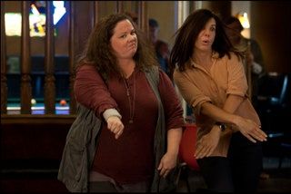 Slika lahko vsebuje človeška oblačila Oblačilni rokavi Melissa McCarthy Bar Counter in Pub z dolgimi rokavi