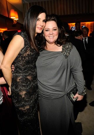 Slika lahko vsebuje dodatke in dodatke za kravato Melissa McCarthy Human Person Premiere Sandra Bullock