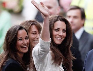 Slika lahko vsebuje Človek Pippa Middleton Plašč Obleka Oblačila Plašč Oblačila Obraz Nasmeh Občinstvo in množica