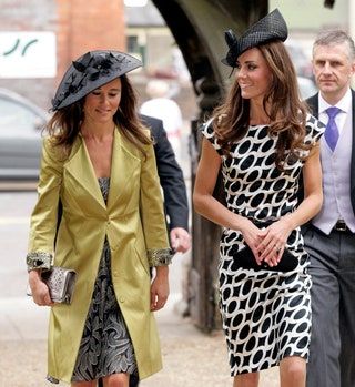 Slika lahko vsebuje Oblačila Oblačila Človeška Oseba Klobuk Pippa Middleton David M. Rodriguez Plašč in Consuelo Duval