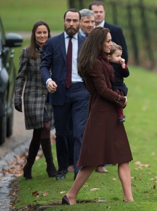 Slika lahko vsebuje Oblačila Oblačila Človeška oseba Pippa Middleton Dodatki za kravato Dodatki Plašč in plašč
