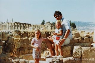 Slika lahko vsebuje Oblačila Kratke hlače Oblačila Počitnice Človeška oseba Sončna očala Dodatki Dodatki in Turistično