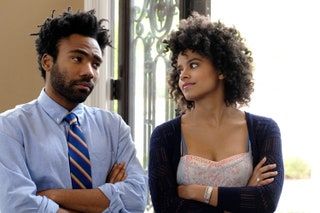 Bildet kan inneholde Donald Glover Tilbehør Slips Tilbehør Menneske Hår Zazie Beetz Klær og klær