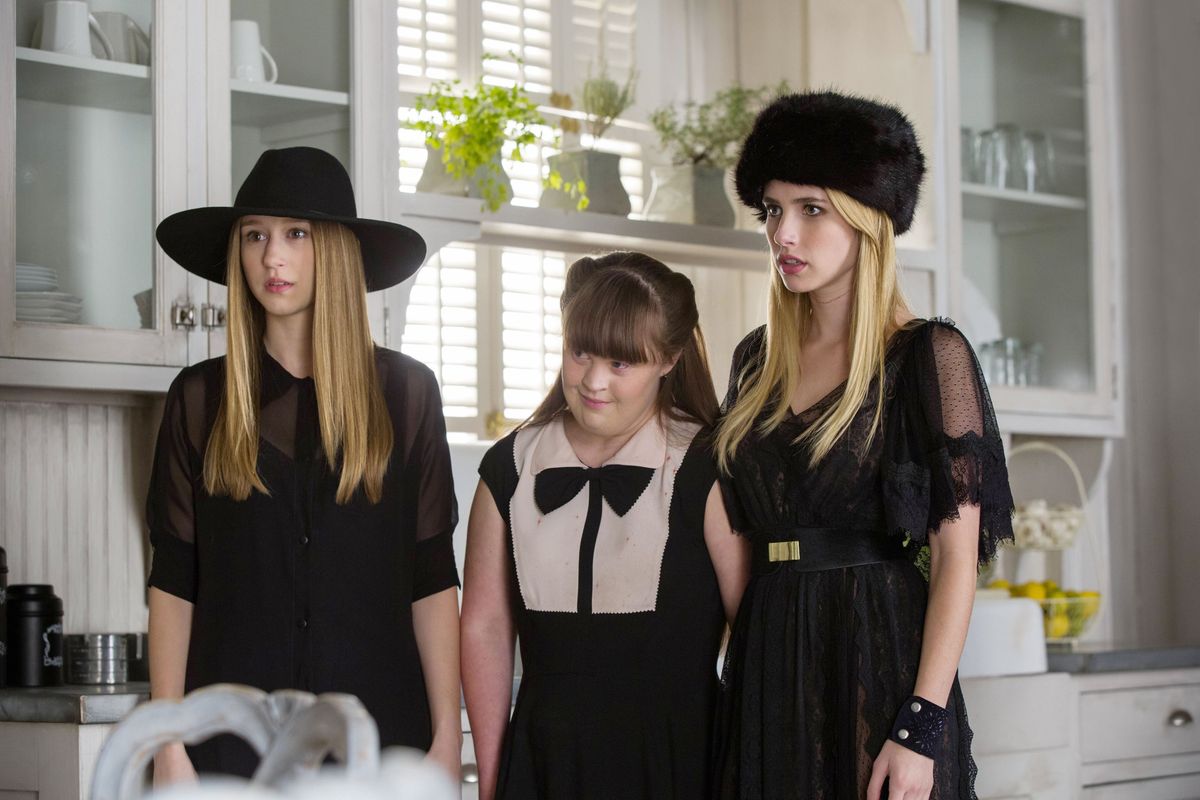La imagen puede contener Jamie Brewer Ropa Ropa Persona humana Sombrero Taissa Farmiga Manga Manga larga y moda
