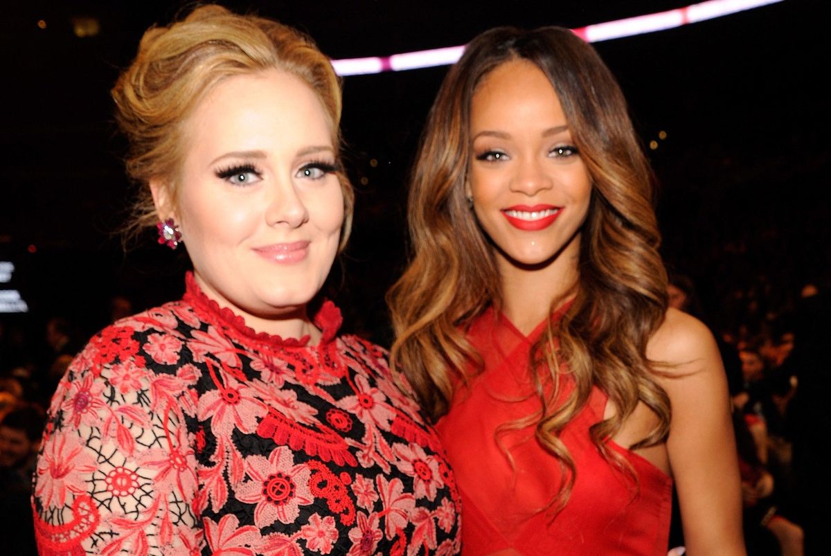 Bild kann Mensch enthalten Rihanna Kleidung Bekleidung Gesicht Lippenstift Kosmetik und Mode