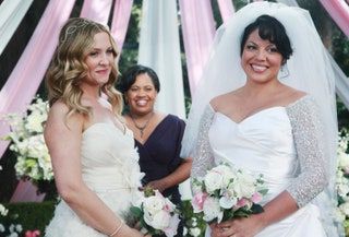 La imagen puede contener Sara Ramirez Chandra Wilson Jessica Capshaw Ropa Ropa Persona humana Planta Moda y túnica