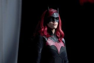 BATWOMAN Ruby Rose als Batwoman, die von Ohr zu Ohr grinst. Foto Katie Yu The CW Courtesy Everett Collection