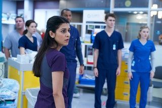 NURSES Incoming Episode 101 Natasha Calis als Ashley Sandy Sidhu als Nazneen Jordan JohnsonHinds als Keon...