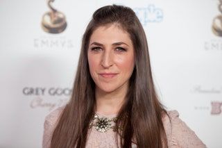WEST HOLLYWOOD CA 21. SEPTEMBER Schauspielerin Mayim Bialik besucht die Academy of Television Arts Sciences Performer...